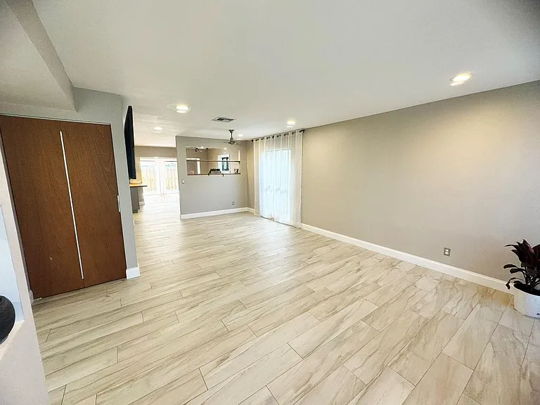 321 Sandtree Dr — Photo 5