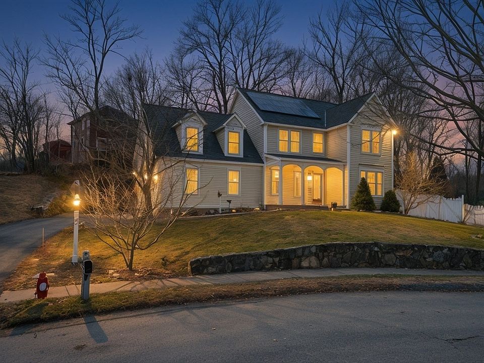 1st image of 8 Jacqueline Dr