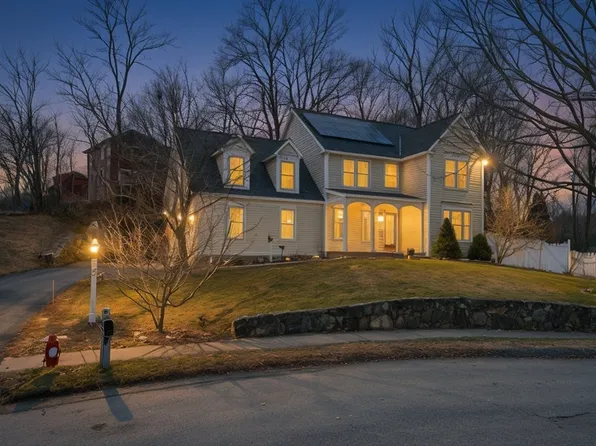 8 Jacqueline Dr, Amesbury, MA 01913