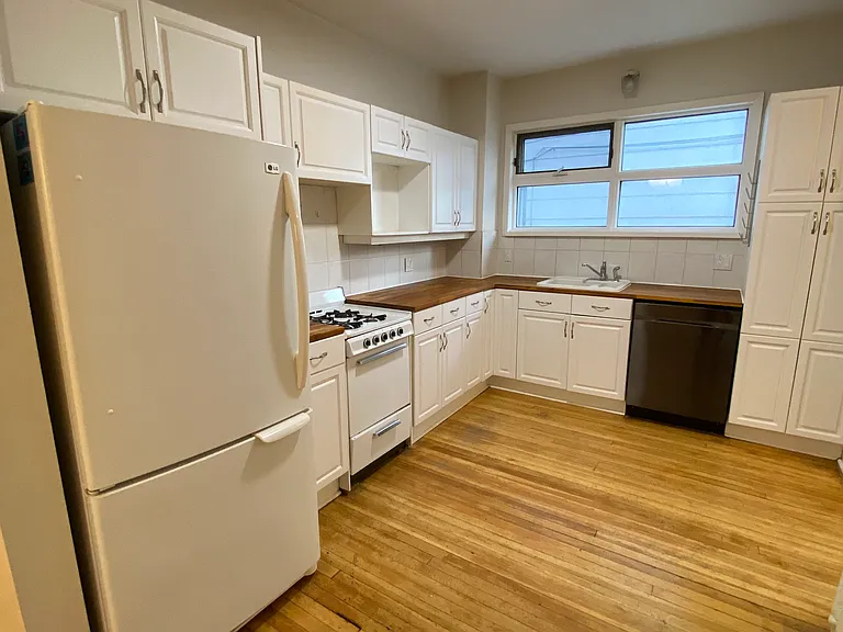 130 Home St — Photo 3
