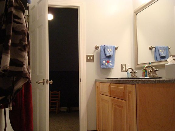 3rd Floor Bathroom pic2