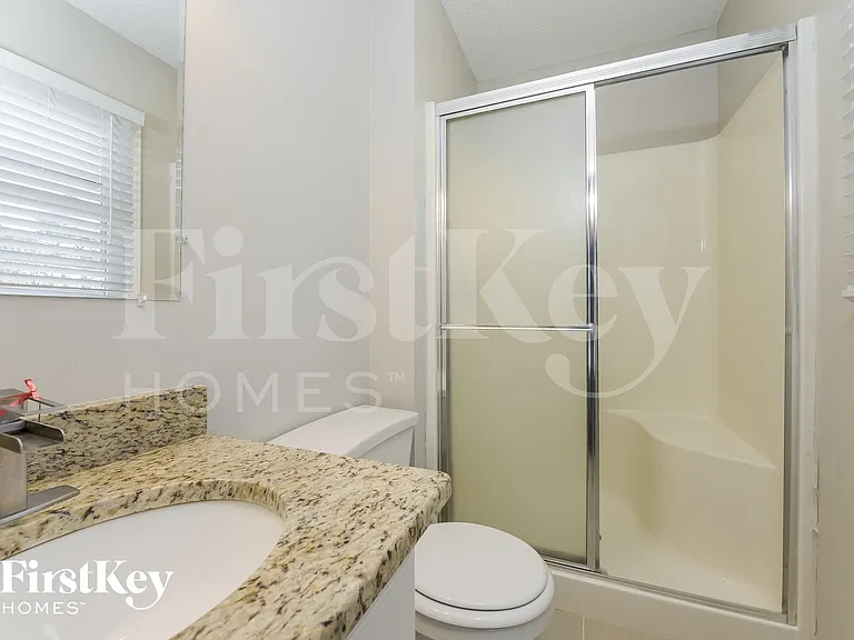 704 York Dr — Photo 13
