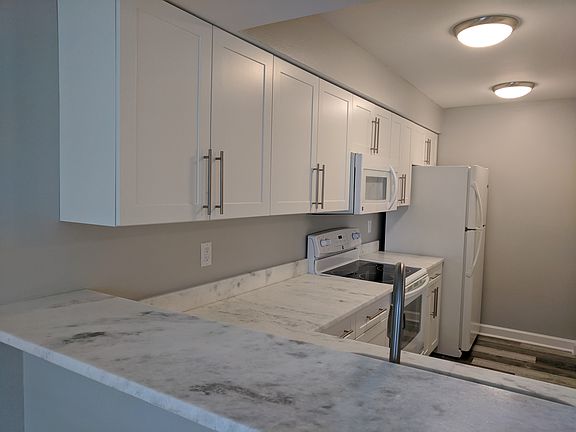 5th image of 2985 Bonaventure Cir APT 203