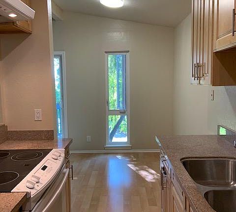 3rd image of 54 Laurie Meadows Dr APT 4