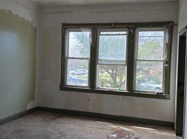 chicago-illinois-442890507 picture