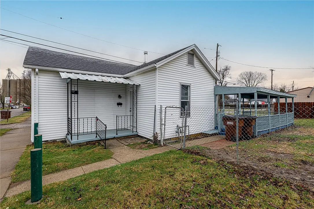 453 Walnut St photo 1