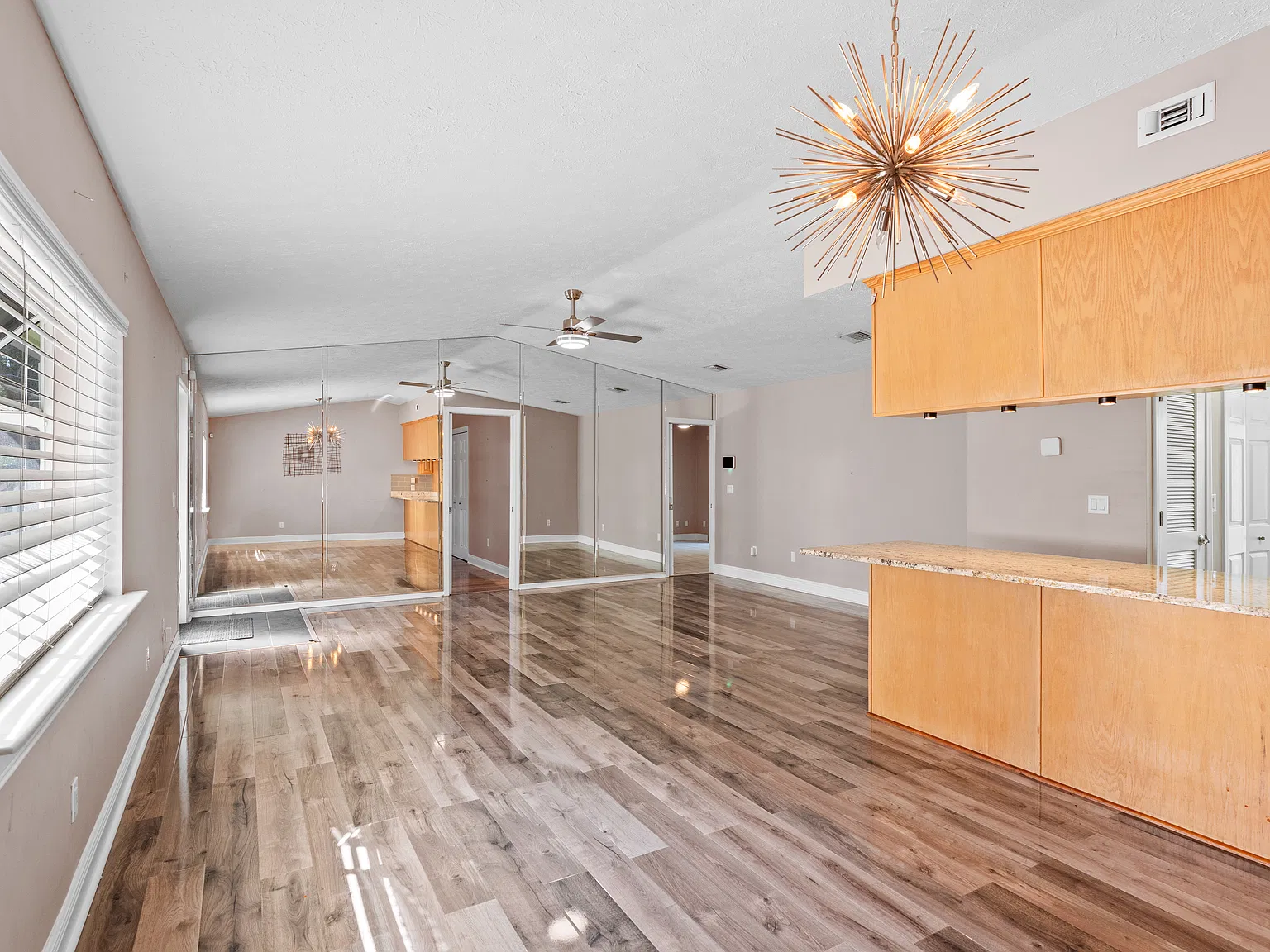 2 bed, 1692 sqft, $2,100 — Photo 4
