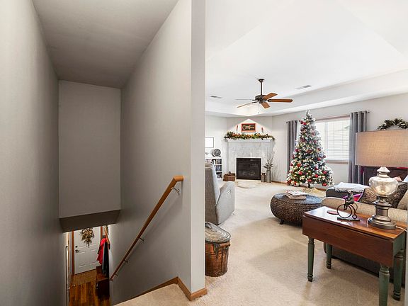 4th image of 1010 Parkview Dr APT 8