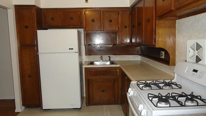 Rented by Halvatzis Realty | media 2