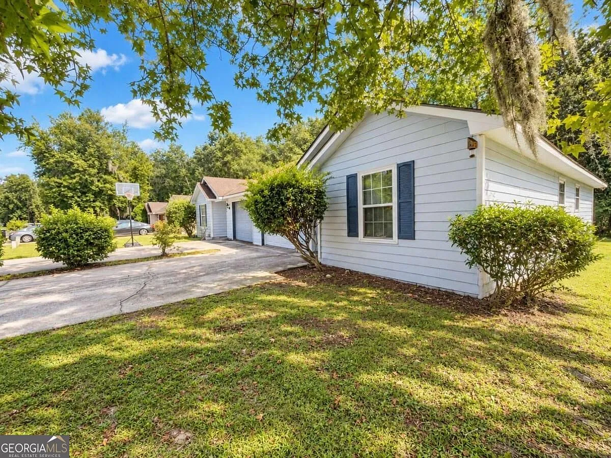 3 bed, 2.0 bath, 1125 sqft, $1,400 — Photo 4