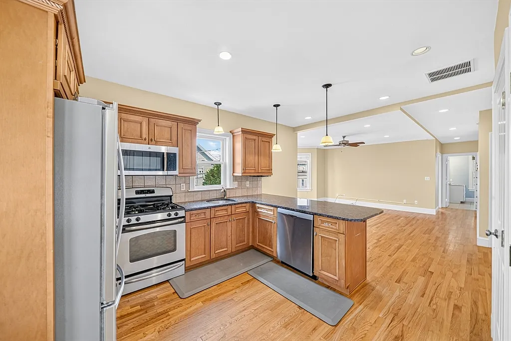3 bed, 1.0 bath, 1295 sqft, $3,200 — Photo 1