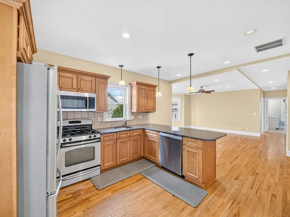 90 Taylor St Unit 4, Waltham, MA 02453