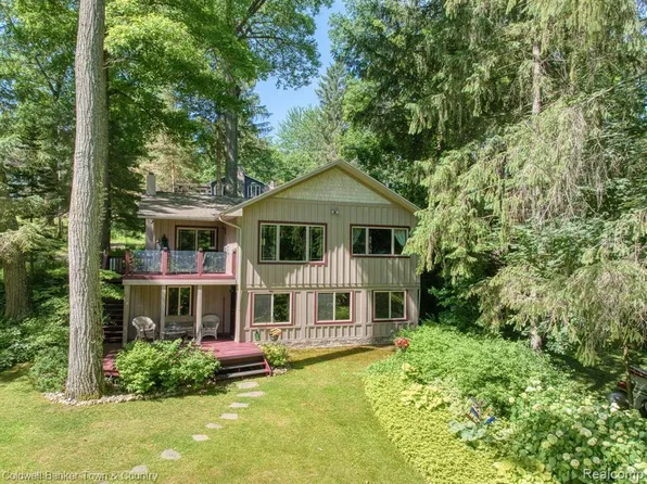 4998 S Lake Dr, Chelsea, MI 48118