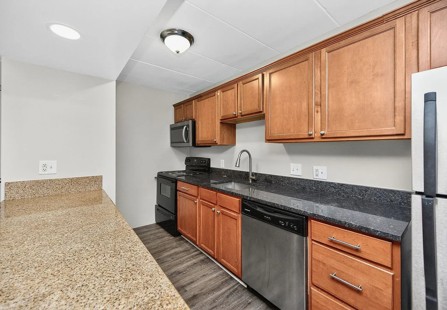 2 bed, 1.0 bath, 650 sqft, $1,249 — Photo 1