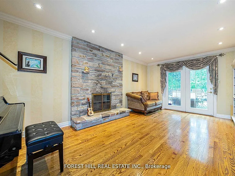 54 Pennock Cres — Photo 11