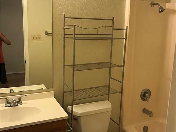5th image of 402 Parkhill Cv