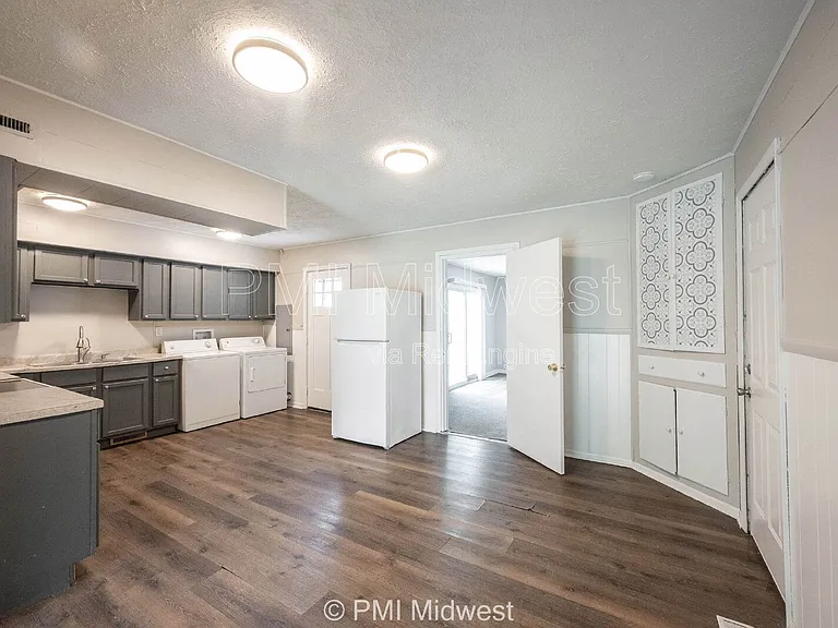 316 S Kenmore Rd — Photo 5