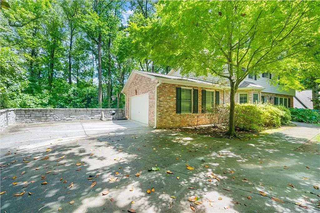 4 bed, 2.5 bath, 2472 sqft, $4,200 — Photo 4