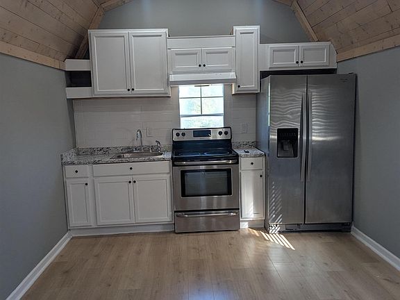 3rd image of 827 Cole Rd