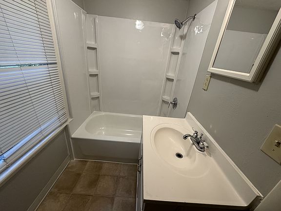 4th image of 929 Evans Ave