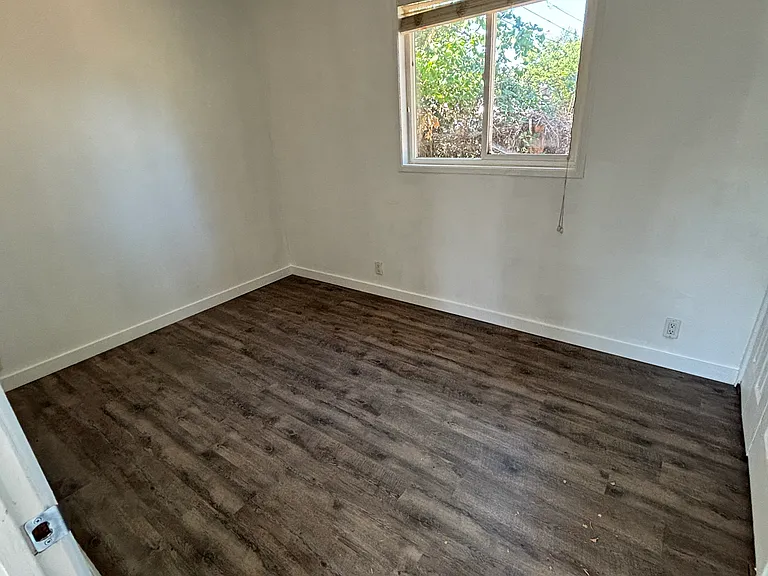 2360 Redwood Ave — Photo 6