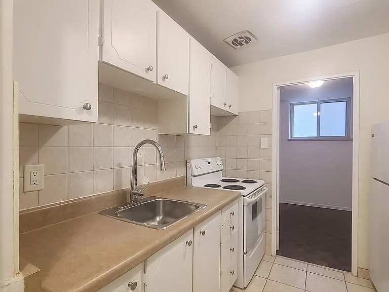 570 Eglinton Ave W #4 — Photo 3