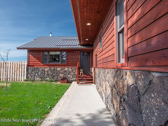 4th image of 325 Snake River Dr