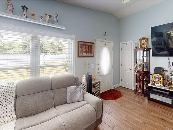 4th image of 1215 Coolmont Dr