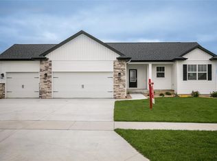 2700 Royal Oak Ridge Rd, Marion, IA 52302