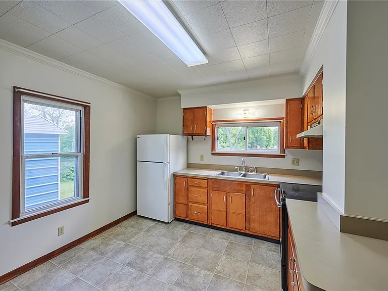 105 Derrick Ln — Photo 9