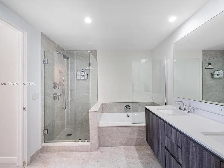 488 NE 18th St #401 — Photo 7