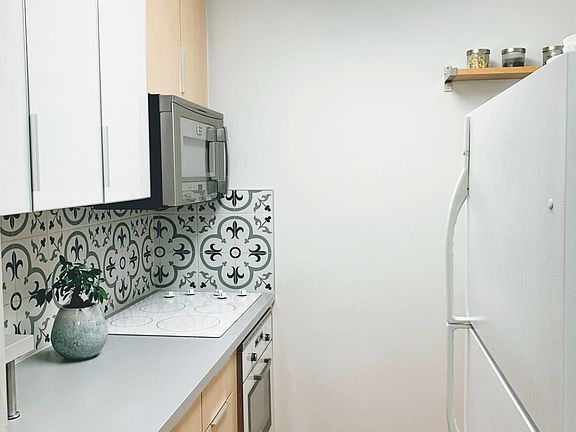 3rd image of 600 NW 32nd Pl APT 310