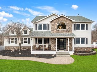 16 Spectrum Dr, Chester, NY 10918