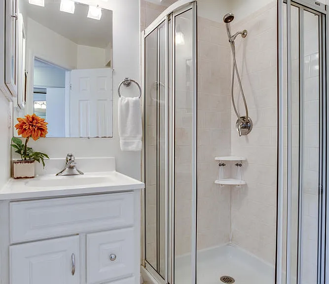 En-suite primary bathroom.