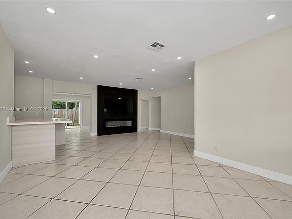 5th image of 411 NE 58th Ct