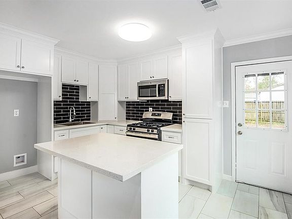 4th image of 305 Park St
