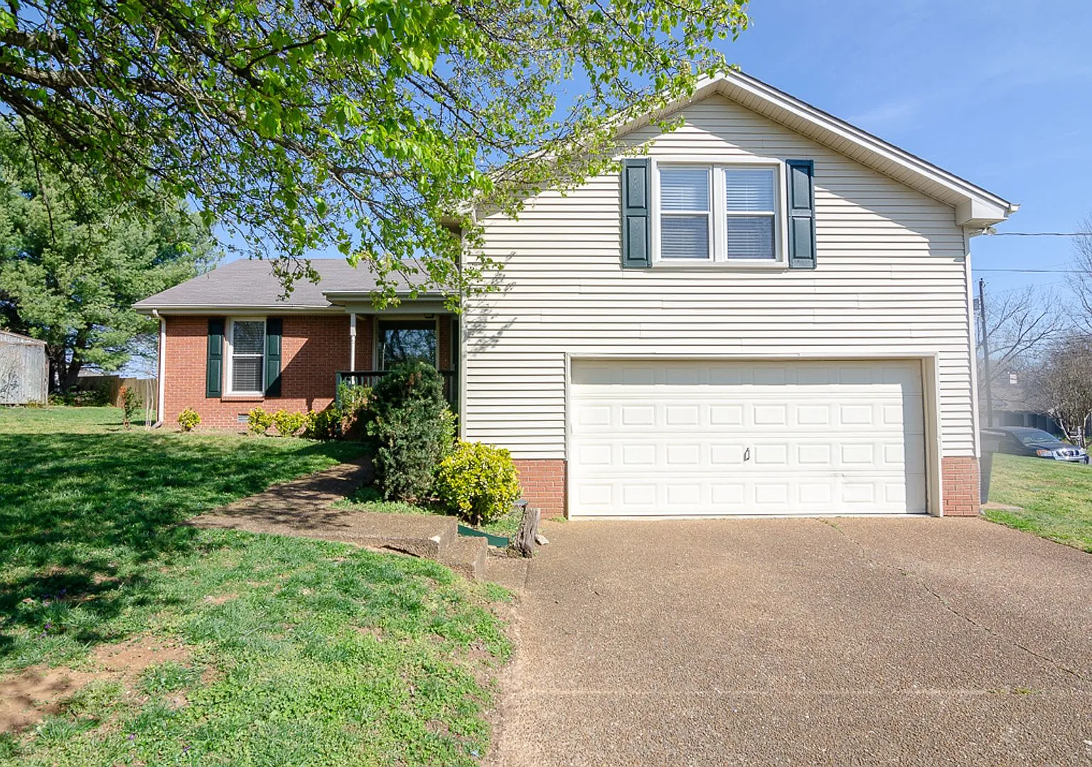 Stunning remodeled home in Franklin with a garage — Photo 1