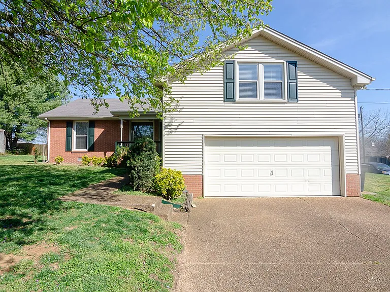 306 Wedgewood Ct — Photo 1