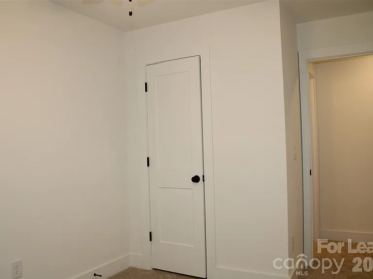 562 W Park Ave #B — Photo 18