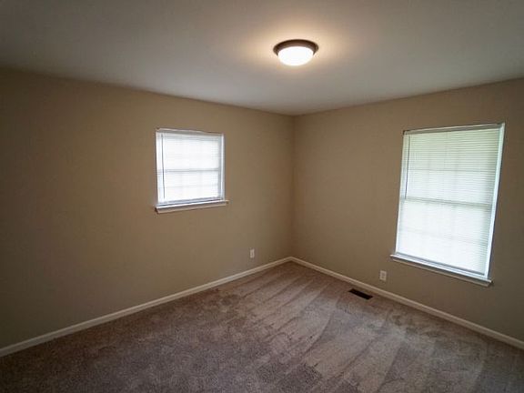 4th image of 919 Hillcrest Dr