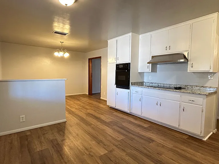 1014 W 17th Pl — Photo 5