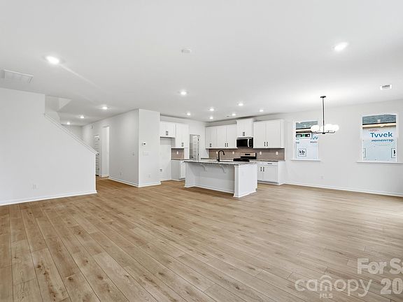 4th image of 305 Barnstable Dr