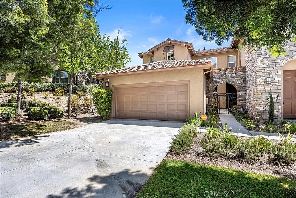 3 bed, 2.5 bath, 2035 sqft, $4,500 — Photo 2