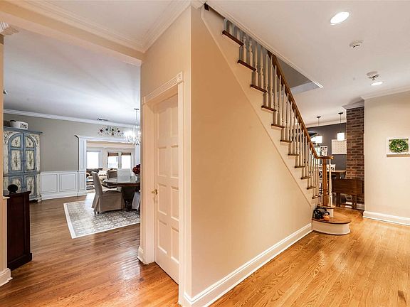 3rd image of 17 Varick Ct