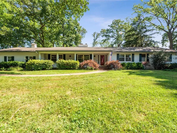 605 Twin Fawns Dr, Saint Louis, MO 63131