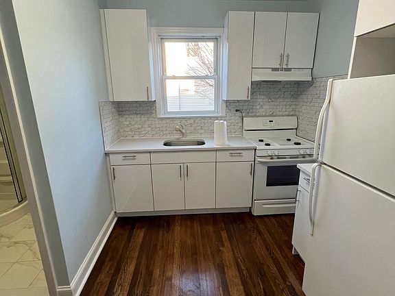 3rd image of 30 Burtis Ave
