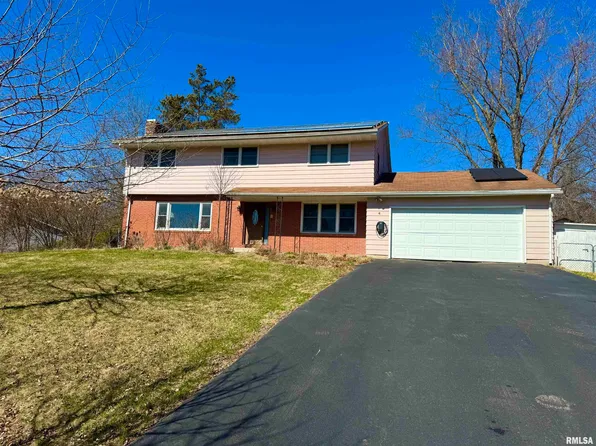 4 Woodland Ln, Macomb, IL 61455