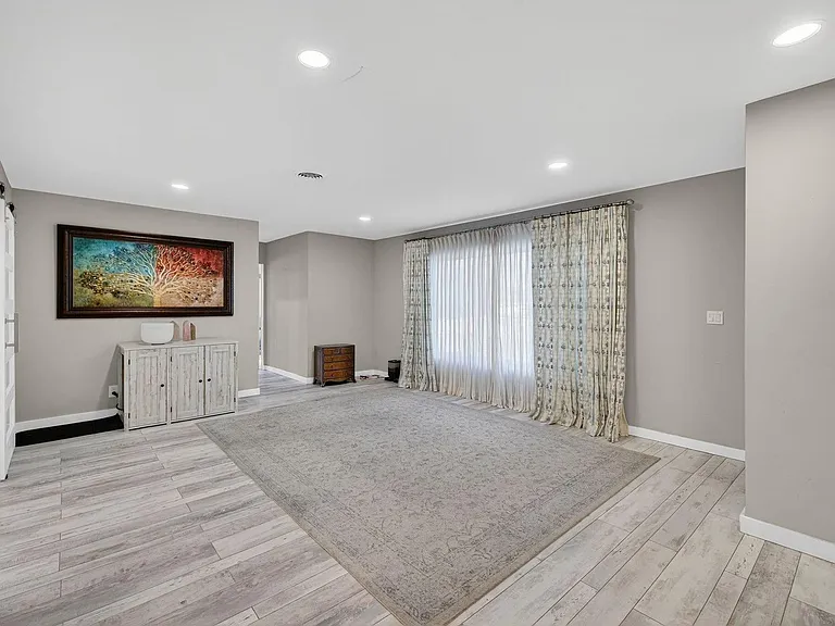 1570 NE 30th Pl — Photo 41