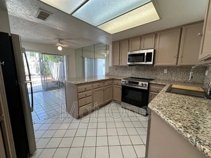 3 bed, 3.0 bath, 1338 sqft, $4,095 — Photo 2