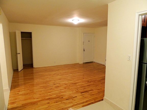 3rd image of 19637 69th Ave